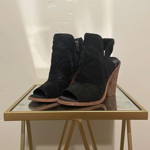 Vince Camuto suede peep toe sandal